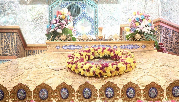 ضریح حضرت معصومه(س) در آستانه ولادت امام رضا(ع) گل آرایی شد ضریح حضرت معصومه(س) در آستانه ولادت امام رضا(ع) گل آرایی شد