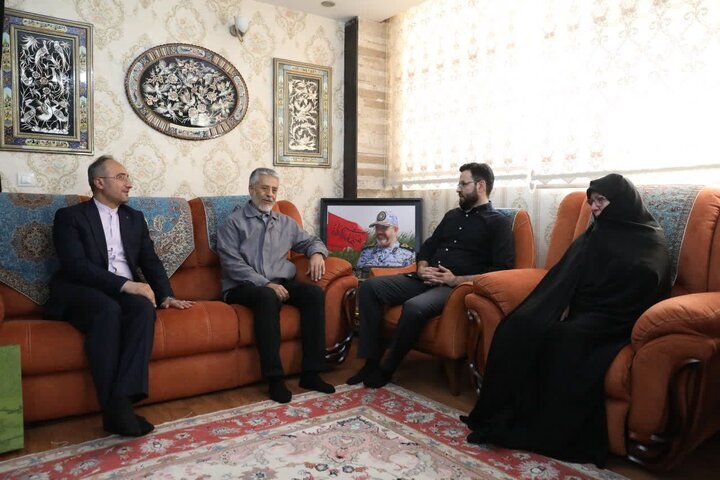 دریادار سیاری: شهید نصیرزاده دارای دانش بالا، تجارب بسیار ارزشمند و حسن اخلاق بود دریادار سیاری: شهید نصیرزاده دارای دانش بالا، تجارب بسیار ارزشمند و حسن اخلاق بود
