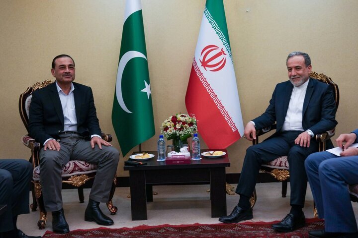 رایزنی چندین ساعته فرمانده ارتش پاکستان با عراقچی/تأکید تهران و اسلام‌آباد بر تقویت صلح و ثبات در غرب آسیا