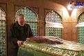 شهید سردار سلیمانی در کنار ضریح امام رضا(ع)+ عکس