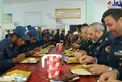 عکس/ غذا خوردن فرمانده نیروی هوایی با سربازان در سالن غذاخوری