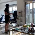 سینا مهراد در حال ورزش در خانه لاکچری اش+عکس