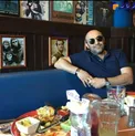 عکسی دیده نشده از بازیگر و کارگردان مشهور در کافه ای خاص