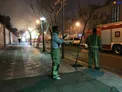 عکس/ نماز یک آتش نشان در کنار خیابان محل حادثه
