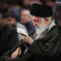 عکس/ رهبرانقلاب در هنگام قرائت قرآن