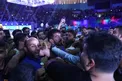 بُهت و تعجب حسن یزدانی در میان جمعیت/ عکس