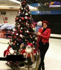 تیپ زمستانی خانم بازیگر کنار درخت کریسمس زیبایش+عکس
