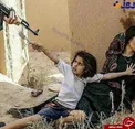 عکس/دفاع جانانه دختر بچه سوری از جنازه مادرش