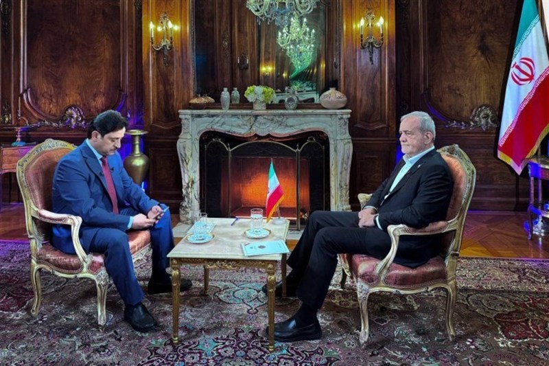 مسئله تنگه هرمز با زورگویی حل نمی‌شود/ ایران ساقط شدنی نیست