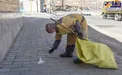 تصویری غم انگیز از زحمت یک پاکبان برای جمع آوری دستکش و ماسک