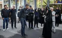 عادل فردوسی پور در کنار مادر مهدی شادمانی در مراسم تشییع/عکس