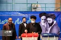عکس/ سیدحسن خمینی در حسینیۀ جماران رای خود را به صندوق انداخت