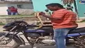 مرد هندی یک مار زنده را خورد/عکس