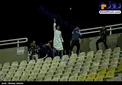 لحظه پرتاب سنگ توسط هواداران خوزستانی در ورزشگاه غدیر اهواز+عکس