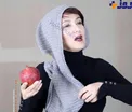 حالت عجیب بازیگر خانم با میوه ای که در دست دارد