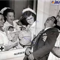عکس/ سورپرایز پدر از دیدن سه‌قلوهایش!