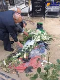 عیسی کلانتری بر سر مزار دو خبرنگار مرحوم/عکس