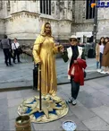 عکس خانم بازیگر در خارج از کشور با مجسمه ای عجیب و غریب