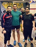 تصويری از مداح معروف با شلوارک در باشگاه بدنسازی