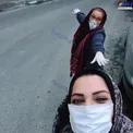 خانم بازیگر با ماسک و دستکش وسط خیابان+عکس