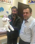 عکس/ كوچکترین نوه رهبر معظم انقلاب در آغوش پدر