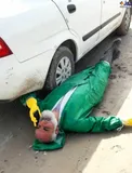 امام جمعه آبادان در حال استراحت بعد از غسل جنازه فوتی‌های کرونا