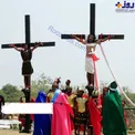 به صلیب کشیدن افراد به یاد عیسی مسیح+عکس