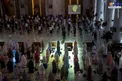عکس/ برگزاری نماز آیات با فاصله اجتماعی در اندونزی