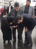 گفت‌وگوی رییس کمیته امداد با یکی از حاضران در راهپیمایی/عکس