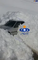 عکس/ گرفتار شدن خودروی پژو۴۰۵ زیر برف و کولاک