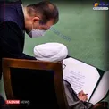 عکسی از آیت‌الله جنتی در هنگام امضاء سوگندنامه سید ابراهیم رئیسی