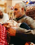 آرامش دخترک شهید در آغوش حاج قاسم سلیمانی/عکس