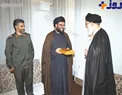 تصویر منتشر نشده اهدای قرآن توسط رهبرانقلاب به سید حسن نصرالله با حضور سردار سلیمانی