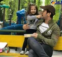 ژست جالب و بامزه آقای بازیگر و دخترش+ عکس