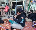 عکس/ آذری جهرمی و فرزندش در موکب پیاده‌روی اربعین