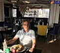 ژست بازیگر مشهور در کافه تازه تأسیسش+عکس