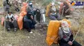استراحت زنان کولبر در شرایط سخت+عکس