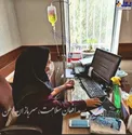 وضعیت کاری دشوار یکی از کادر درمان در حین سرم تراپی /عکس