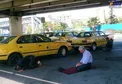 نماز اول وقت راننده تاکسی‌ها+عکس