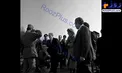دستبوسی یکی از افسران هنگام خروج شاه از کشور در سال 57/عکس