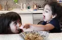 تعجب منوچهر هادی از حرکات دخترش +عکس