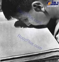 پسر نابینایی که با لب هایش خط بریل می‌خواند+عکس