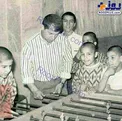 عکس/پیشکسوت پرسپولیس در حال بازی فوتبال‌دستی با کودکان