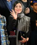 ژست جالب خانم بازیگر در میان هواداران در جشنواره فیلم فجر + عکس