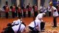 عکس/ شیوه‌ی ادای احترام مقابل پادشاه تایلند