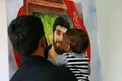 عکس/ دلتنگی فرزند شهید بی سر برای پدر