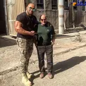 عکسی جالب از بازیگر مشهور در کنار مردان آهنین
