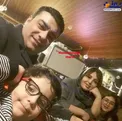 عکسی دیده نشده از گوینده مشهور خبر و خانواده اش