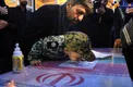 بوسه فرزند شهید حججی بر عکس پدر/عکس