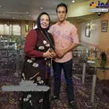 تیپ متفاوت خانم بازیگر در کنار علی کریمی در یک رستوران+عکس